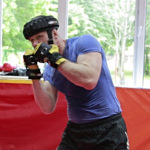 Тренировка в шлеме и перчатках утяжелителях